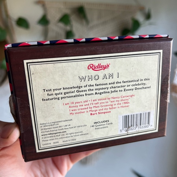 Ridley’s Games Room “Who Am I?” Quiz Game 140 Cards, Party Trivia Guessing Game - Picture 2 of 4